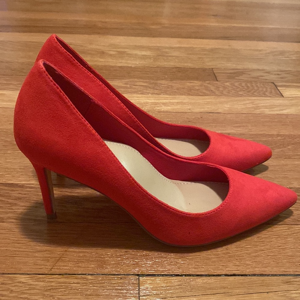 Brand New Red Suede Pumos